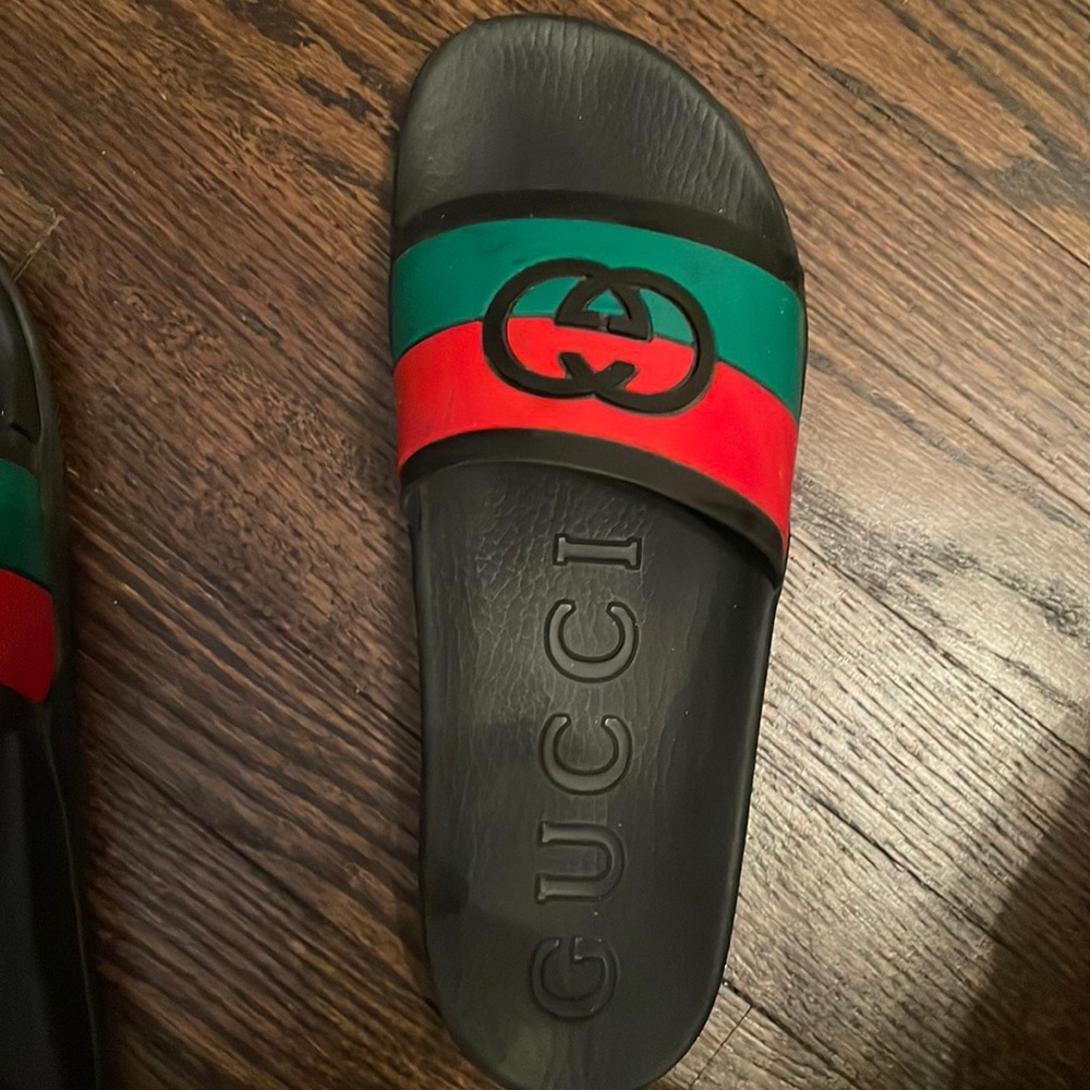 It’s a Gucci slippers size 10